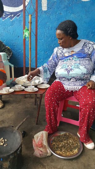 Die Dame hat mächtig "Holz vor den Hütten"...