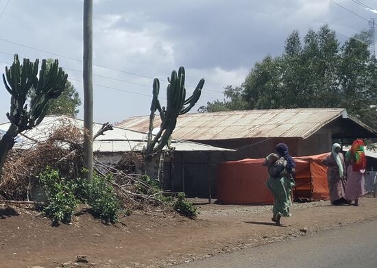 Sehr viele Mütter mit  Kleinkindern und Babies auf dem Rücken sehen wir..