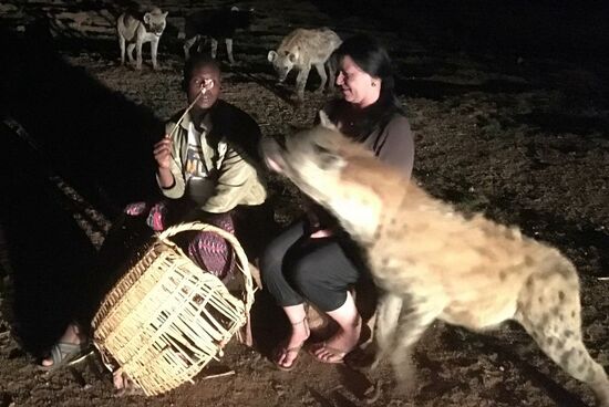Der Junge warnt uns, dass wir auf unsere Hände aufpassen sollen—nicht in die Nähe der Tiere...