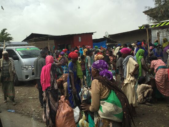 Hier ist Markt und ein mächtiges Gewusel...