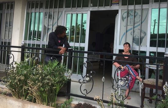 So beginnt ein guter Tag hier, mit Frühstück auf der Terrasse