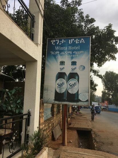 Nach einer Weile bedauern wir es schon kurz, dass wir draußen sitzen, denn es stoppen doch viele Bettler vor uns und strecken uns ihre Hände entgegen.