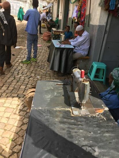 Die Gir-Gir -Gasse. Sie verdankt ihren Namen dem Gir-Gir-Gesumme der Fußbetriebenen Nähmaschinen