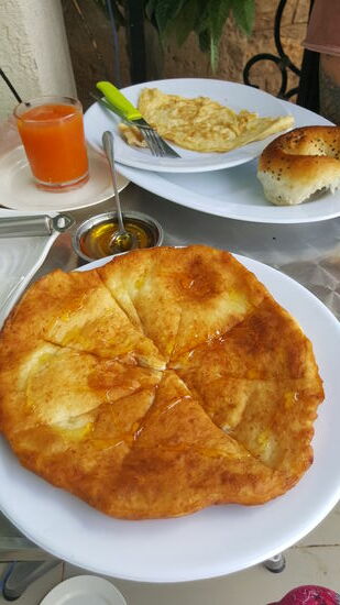 Wir bekommen noch einen Papayasaft und der Chef spendiert uns noch einen Pancake mit Honig, der sowas von lecker schmeckt—es ist unglaublich!