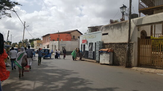Wir gehen noch einmal zum ATM um Geld zu holen.
Gestern Abend habe ich Happy noch das Spendengeld für den Wassertank gegeben. Er wollte es dem Verkäufer überweisen, sodass der Tank schon im Waisenhaus ist, wenn wir ankommen.