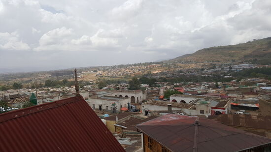 Blick vom obersten Stock seines Hauses.
Links ist das unvollendete Fußballstadion. Es konnte nicht fertiggestellt werden, weil jemand mit dem Geld durchgebrannt ist, sagte man