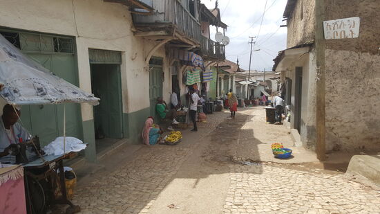 Hier ist das Hauptanbaugebiet von Kath—welches überall verkauft und gekaut wird. Es hat eine der berauschenden Wirkung und ist auch ein Appetitzügler