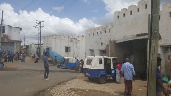Die Stadtmauer, die die Stadt umgibt, ist 3340m lang