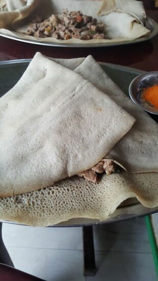 Nach langem Suchen kehren wir in dem einfachen “Tesfa” Hotel ein. Und bekommen tatsächlich Injera mit Fleisch!