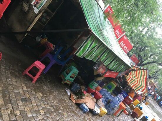 Straßenkioske—sie bereiten das Essen gerade vor—aber es ist leider noch nichts fertig—wir haben Hunger!!