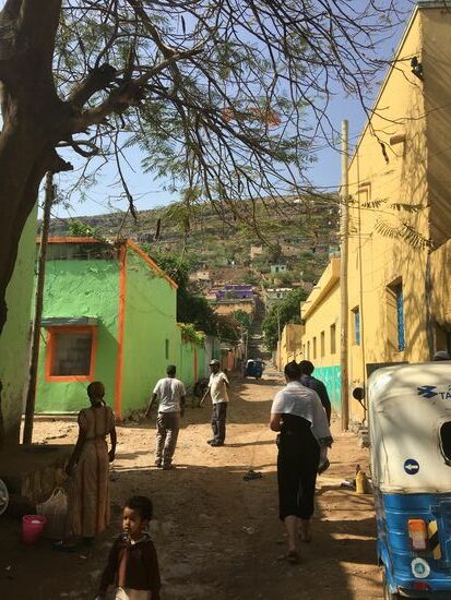 Jetzt besuchen wir noch eine Moschee, die von den Italienern gestiftet wurde