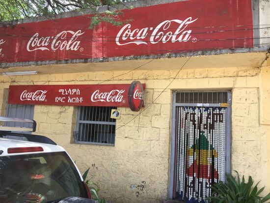 Hier trauen wir uns rein um eine Cola zu trinken...drinnen  ist eine düstere Athmosphäre—hier sind wieder  ausschließlich Männer, die schon einige Biere getrunken haben.
Bier wird in Äthiopien übrigens viel getrunken und es gibt Bier überall zu kaufen.