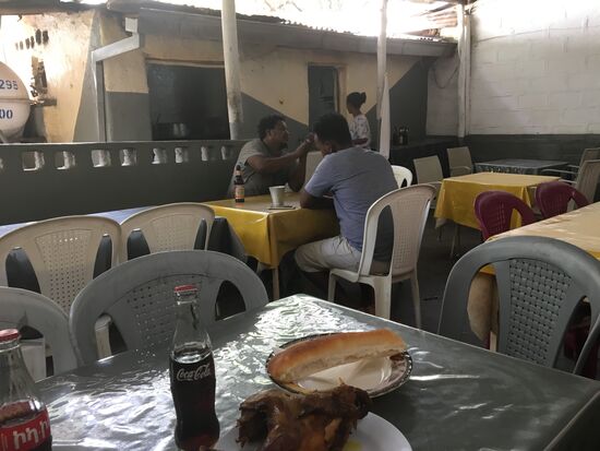 Da entdecken wir, dass es Hähnchen zu essen gibt! Die wollen wir auch probieren!