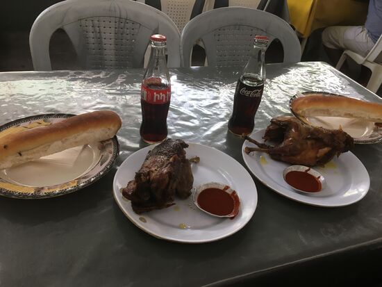 Von der Größe und Gewicht wie bei uns ein halbes Hähnchen...komplett ungewürzt—dafür gibt es Paprikapulver dazu und ein Brot