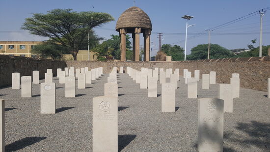 Eine ist der Friedhof mit den Kriegsgräbern aus dem 2. Weltkrieg.
Spendiert von den Engländern, die Äthiopien kolonialisieren wollten. Hier ruhen 72 Männer. U.a. Auch 3 Piloten, die separat am Kopfende liegen