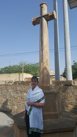 Krasser Gegensatz des Denkmals: ein Schwert auf dem Kreuz