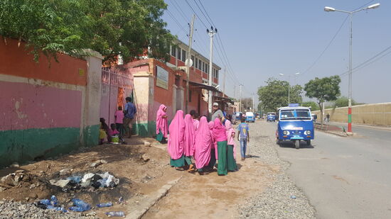 Als nächstes geht es in ein muslimisches Viertel—hier eine Mädchenschule.
Dirk wird wieder bewundert...