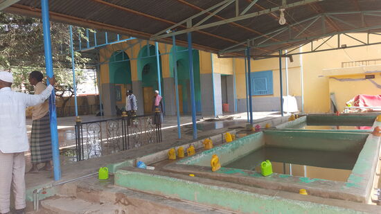 Wir dürfen in den Hof der Moschee—aber ich muß meine Haare bedecken..