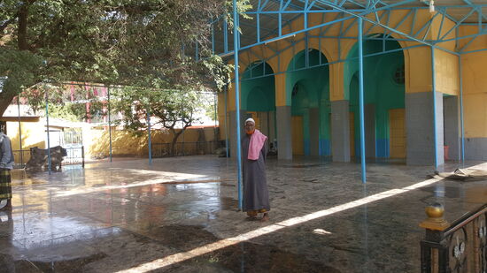 Schuhe ausziehen und Füße säubern, dann dürfen wir auch in die Moschee hinein.