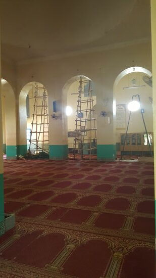 Keine bemalten Wände, keine Teppiche—nix! Am bemerkenswertesten sind die kreativen unsicher aussehenden Holzleitern !