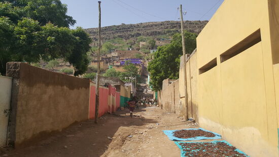 Draußen ein wunderschöner Blick auf die Berge mit den binten Häusern davor
