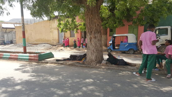 Überall liegen Kat-kauende Männer rum...
Leider werden wir auch sehr oft angbettelt..