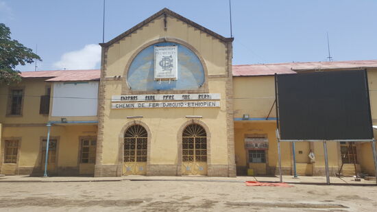 Rechts war der Schalter der neuen Bahn, der geschlossen und verriegelt ist...