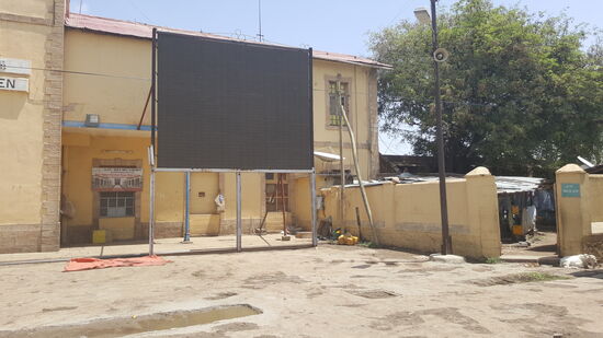 Rechts vom Schalter hausen Menschen...sicher auch Obdachlose