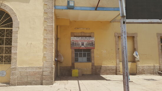 Vor dem Schalter liegen auch einige Besitztümer von einem Obdachlosen...