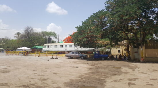 Überall lümmeln Menschen herum, die uns anbetteln oder eine Tuktuk-Fahrt anbieten. Aber: keiner wird unangenehm aufdringlich, nachdem wir sie abweisen...