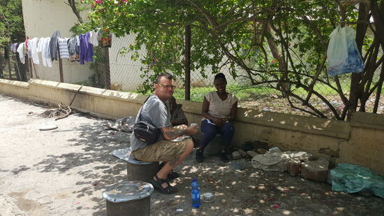 Hier am Straßenrand beschließen wir wieder einen Kaffee zu trinken. Eine junge Frau, die englisch spricht, ruft und winkt uns heran...