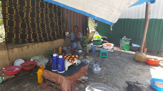 Wieder gibt es Kaffee aus der Plastik-Thermo für 5 Birr