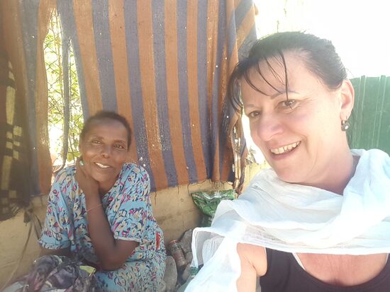 Sie verkauft den Kaffee und ist anfangs etwas scheu......