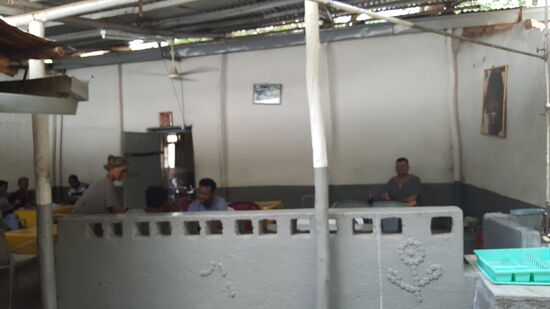 Alle essen hier ganze Hähnchen, die wegen der Magerkeit wie halbe Hähnchen aussehen—-und trinken reichlich Bier dazu....als Frau würde ich hier nicht allein hineingehen..