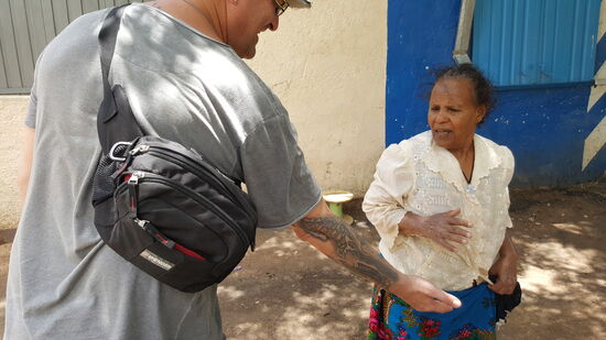 Diese Frau war am Wäsche waschen und unterbricht ihre Arbeit um hinter uns herzulaufen damit sie  Dirks Armbilder genauer anschauen kann
