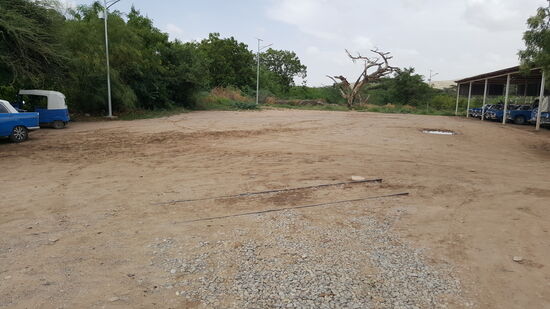 Der Hotelshuttle bringt uns zum ca 8km entfernten Airport —der mitten im Nirgendwo liegt...