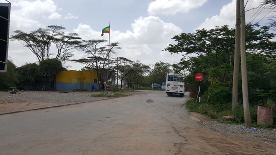 Hier werden wir abgesetzt und suchen den Weg zur Abflughalle