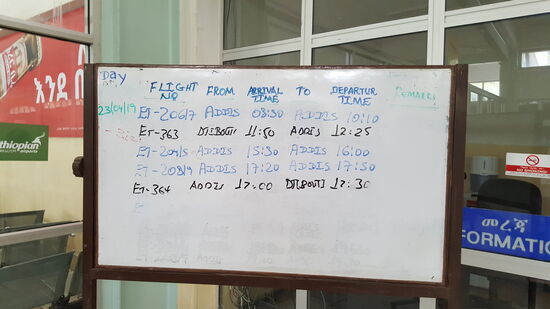 So sieht hier die Tafel mit den Abflugdaten aus...
Dire Dawa ist wirklich ein Mini-kleiner Flughafen...Unser Flug dauert nur 40 Minuten...