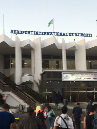 Wir landen pünktlich auf dem blitzsauberen, modernen Flughafen in Djibouti