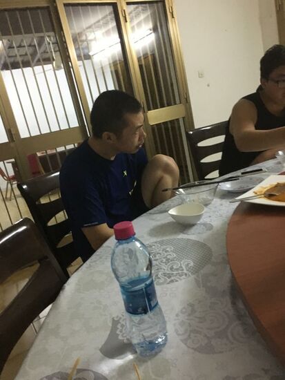 Es gibt typisch-chinesische Köstlichkeiten am großen runden Tisch, an dem sich mittig eine große Drehscheibe befindet