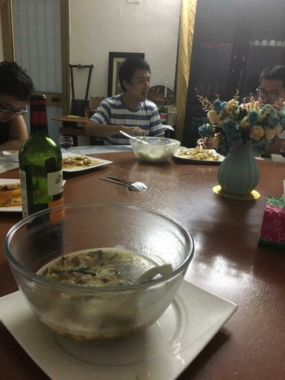 Wir werden auch zu Rotwein eingeladen, aber wir bleiben unserem Vorsatz treu, auf Reisen auf Alkohol zu verzichten