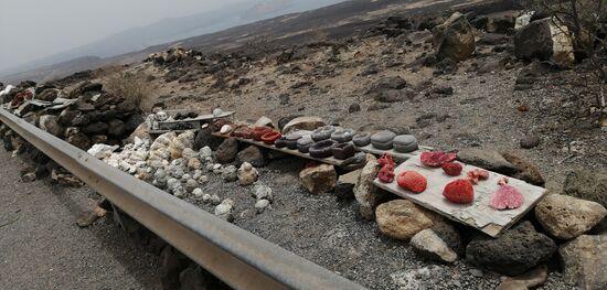 Straßenverkäufer an jedem Sight-seeing Punkt, die bunte Salzkristalle verkaufen.
Die Farben kommen von den Cyanobakterien (Algenart)