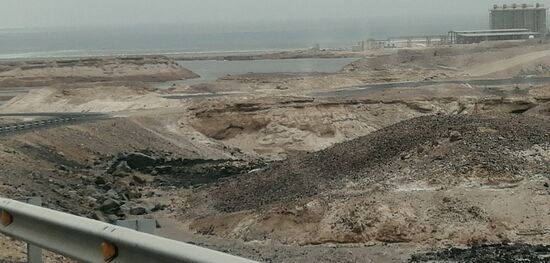 Die ersten Salzfelder...das Salz wird laut unserem Fahrer nur für die kosmetische Industrie verwendet....was ich aber bezweifle....