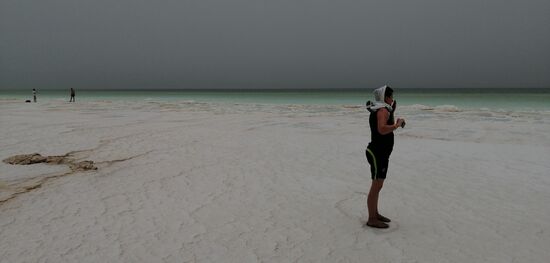 Wang fährt über die Salzkruste fast bis ans Wasser heran...der Salzgehalt hier ist mit 35 Prozent zehnmal höher als der der Ozeane und höher als der des Toten Meeres..