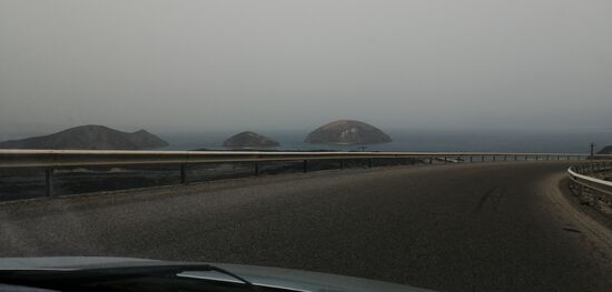 Da sehen wir Vulkane die aus dem Wasser ragen : Ghny Kma und Ounda Ginni Koma (von rechts)