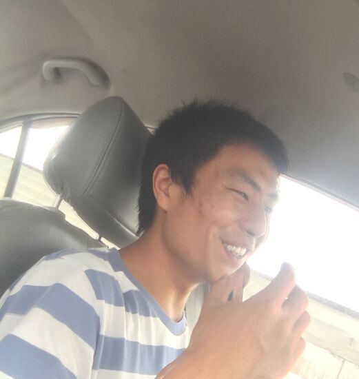 ... unser Driver, der Bruder vom Chef der Unterkunft, Mister Wang... mit dem rasanten Fahrstil und ständig mit dem Smartphone am Daddeln