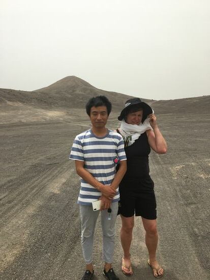 Wang traut sich mit dem Auto nicht sehr weit diese Straße zu fahren. Er meint, es müßte ein 4x4 sein—außerdem war er noch nie hier. Also beschließen wir zu laufen...