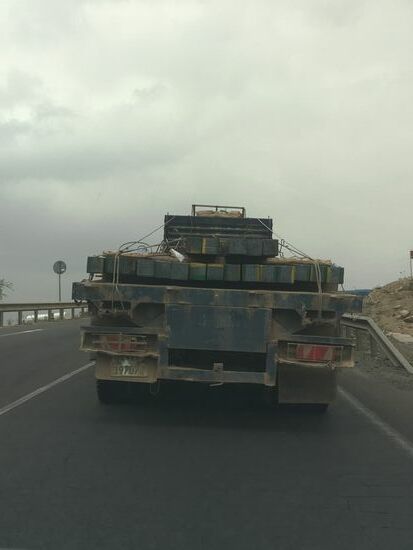 Wir fahren etwa 100km auf der N1–das ist die Transitstrecke vom Hafen Djibouti nach Äthiopien—d.h. : Viele LKWs schlängeln sich die Strecke entlang—meist quälen sie sich, weil sie schwer beladen sind und es leicht bergauf geht...