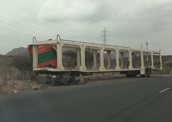...und wir sehen viele LKW-Leichen am Straßenrand....