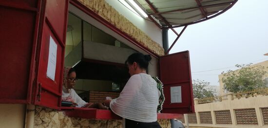 Es gibt heute lecker Pizza zum Abendbrot...sehr gute Auswahl zu saftigen Preisen.
Wie so oft, tträgt die Verkäuferin ein muslimisches Kopftuch